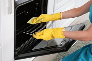 ¿Cómo eliminar la grasa de tu horno a gas o eléctrico con productos del hogar?