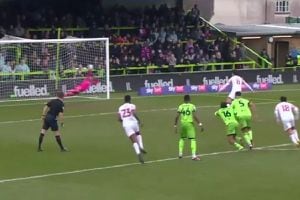 VIDEO | Vicente Reyes se sigue luciendo en Inglaterra: atajó un penal en la victoria del Forest Green Rovers