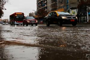 El invierno vuelve con todo: Iván Torres adelanta potente lluvia en Santiago asociada a río atmosférico