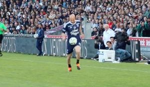Inoxidable: Zinedine Zidane mostró su intacta calidad y puso de pie al público en un partido amistoso