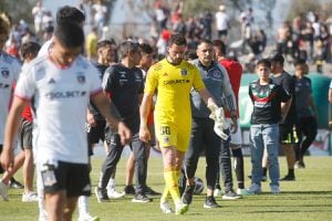 Preocupación en Macul: jugador de Colo Colo sale lesionado del amistoso ante Palestino y enciende las alarmas