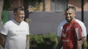¿Fichaje estrella de Colo Colo? Filtran la conversación entre Jorge Almirón y Arturo Vidal en Juan Pinto Durán