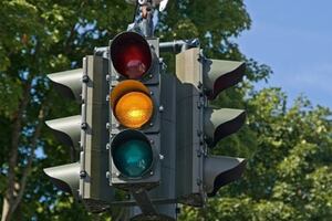 ¿Cuál es el real significado de la luz amarilla de los semáforos?