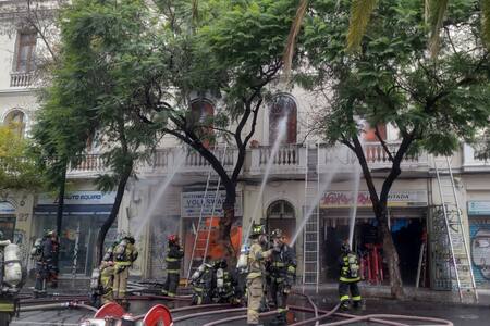 VIDEO | Voraz incendio afecta a tres locales comerciales de Avenida Brasil