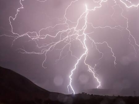 Emiten aviso por tormentas eléctricas en nueve regiones del país