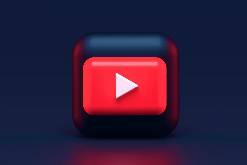 Logo de YouTube en un fondo azul oscuro.