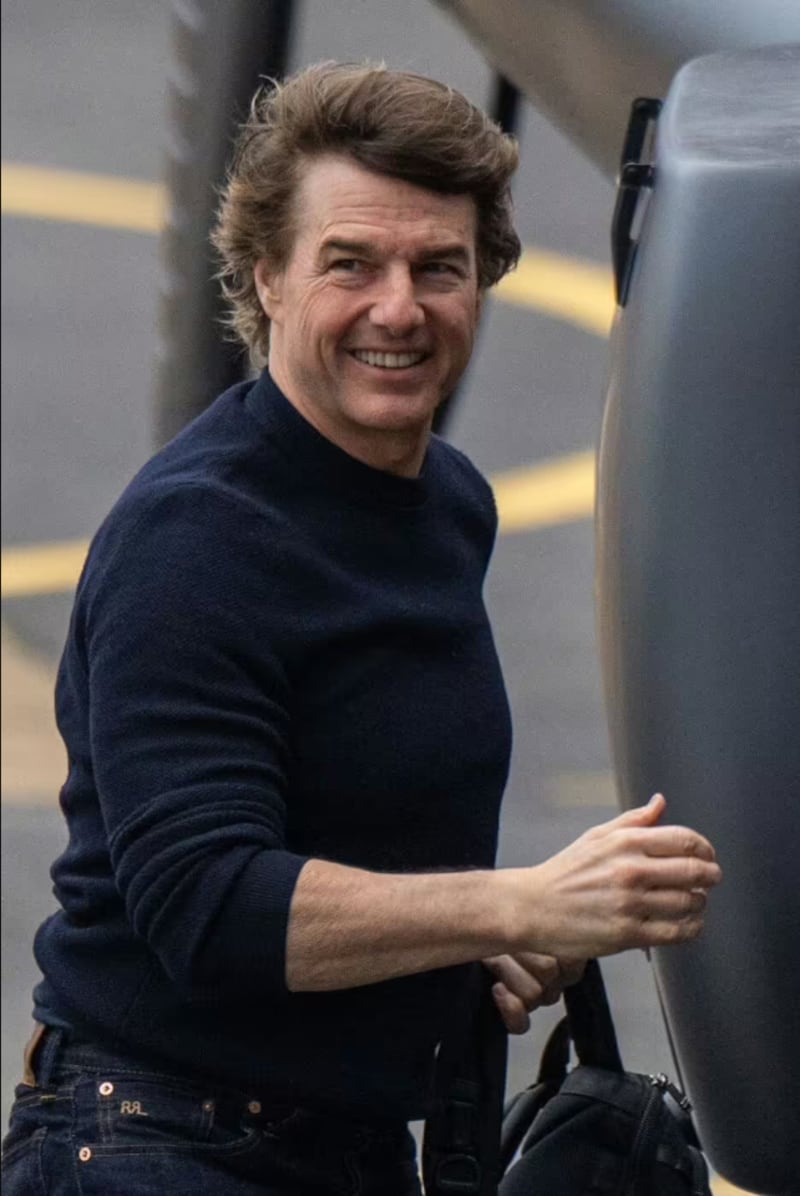 Tom Cruise con su nuevo look en camino a grabaciones
