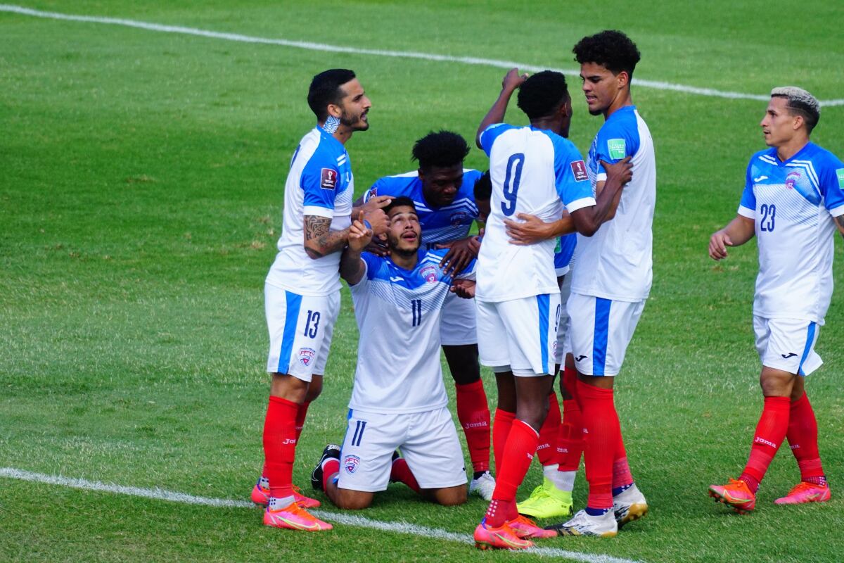 Futbolistas de la Selección de Cuba festejan un gol.