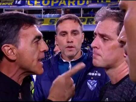 VIDEO | El momento de furia de Gustavo Quinteros en la derrota de su equipo ante Boca Juniors