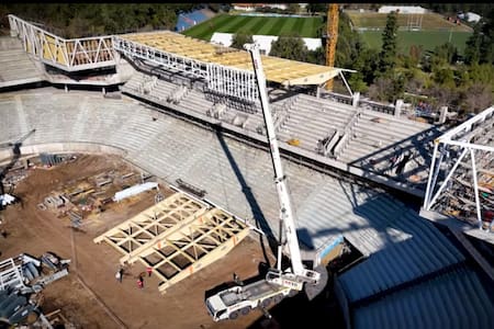 VIDEO | “Quedó de 10″: Así se instala el techo en el nuevo estadio de la UC