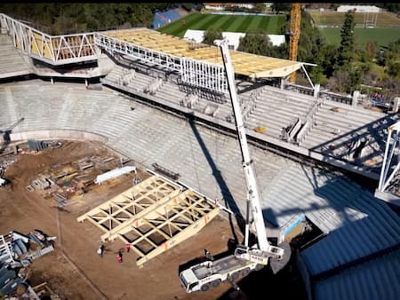 VIDEO | “Quedó de 10″: Así se instala el techo en el nuevo estadio de la UC