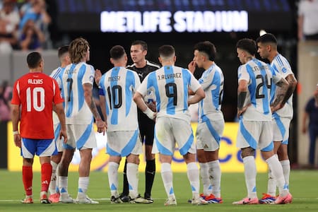Increíble: el polémico árbitro que volverá a dirigir a Argentina en la Copa América