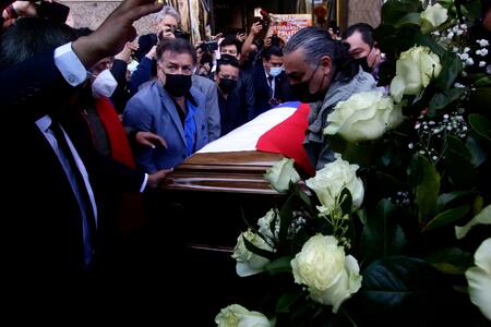 En el monumento a Salvador Allende y la pérgola: Así fue el masivo último adiós a Patricio Manns