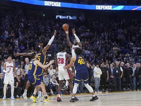 VIDEO| ¡Los dejó mudos! El triple sobre la chicharra de Detroit Pistons para sorprender al campeón de la NBA Golden State Warriors