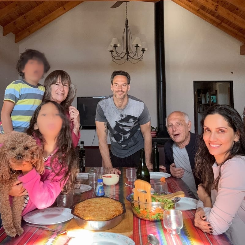 Leonor Varela y Lucas Akoskin compartiendon en familia en Aregntina