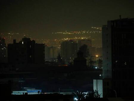 Reportan masivos cortes de luz en la Región Metropolitana por las lluvias: ¿Cuáles son las comunas más afectadas?