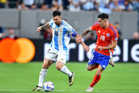 VIDEO | Paso desapercibido: el brutal tackle de Rodrigo Echeverría a Messi en la Copa América