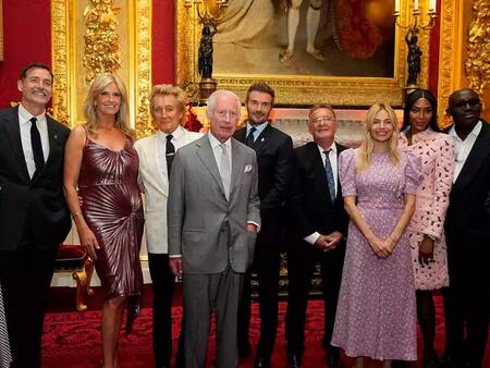 El Rey Carlos recibe a Rod Stewart, David Beckham y más en los premios inaugurales de la Fundación del Rey