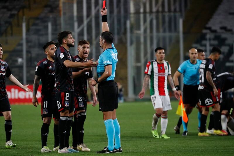 El defensor Jeyson Rojas es expulsado en el partido ante Palestino, por las semifinales regionales de Copa Chile.