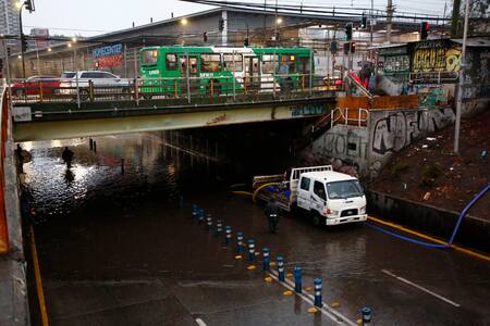 Cierran cinco pasos bajo nivel en la Región Metropolitana por lluvias intensas
