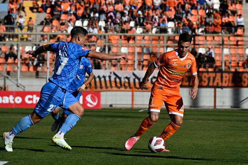 El delantero de Cobreloa Cristian Insaurralde encara a un defensor de San Marcos de Arica, en el estadio Zorros del Desierto.