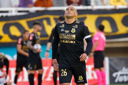 Humberto Suazo reaparece con sentido mensaje tras la grave lesión que sufrió en Primera B 