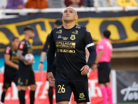 Humberto Suazo reaparece con sentido mensaje tras la grave lesión que sufrió en Primera B 