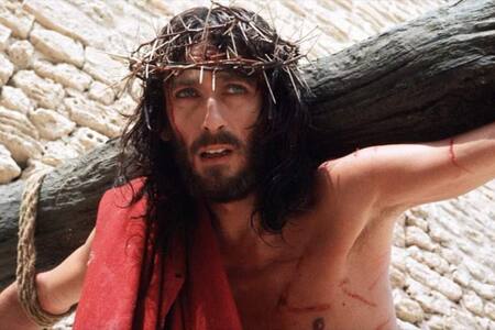 Quién es Robert Powell, el actor que protagoniza “Jesús de Nazaret” 
