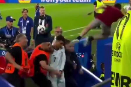 VIDEO | Se salvó de milagro: Cristiano Ronaldo estuvo cerca de recibir feroz patada de un hincha en la Eurocopa