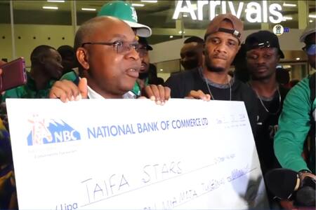 VIDEO | Al frente de las cámaras: el millonario premio que recibió la Selección de Tanzania por ganar un partido 