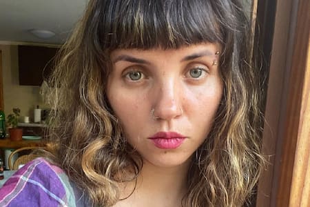 "Te hace sentir en un espacio seguro": Escritora de "Joven y Alocada" y su experiencia en plataforma de contenido para adultos