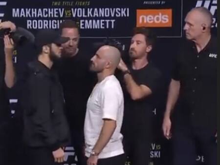 VIDEO | El intenso frente a frente entre Islam Makhachev y Alexander Volkanovski en la previa del duelo de campeones de la UFC 284