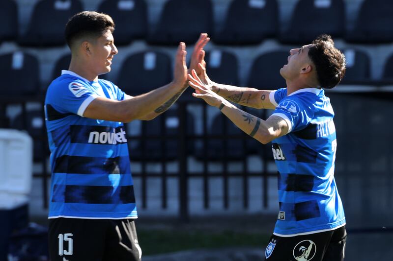 Los futbolistas Maximiliano Rodríguez y Javier Altamirano dándose un abrazo en la celebración de un gol con Huachipato.