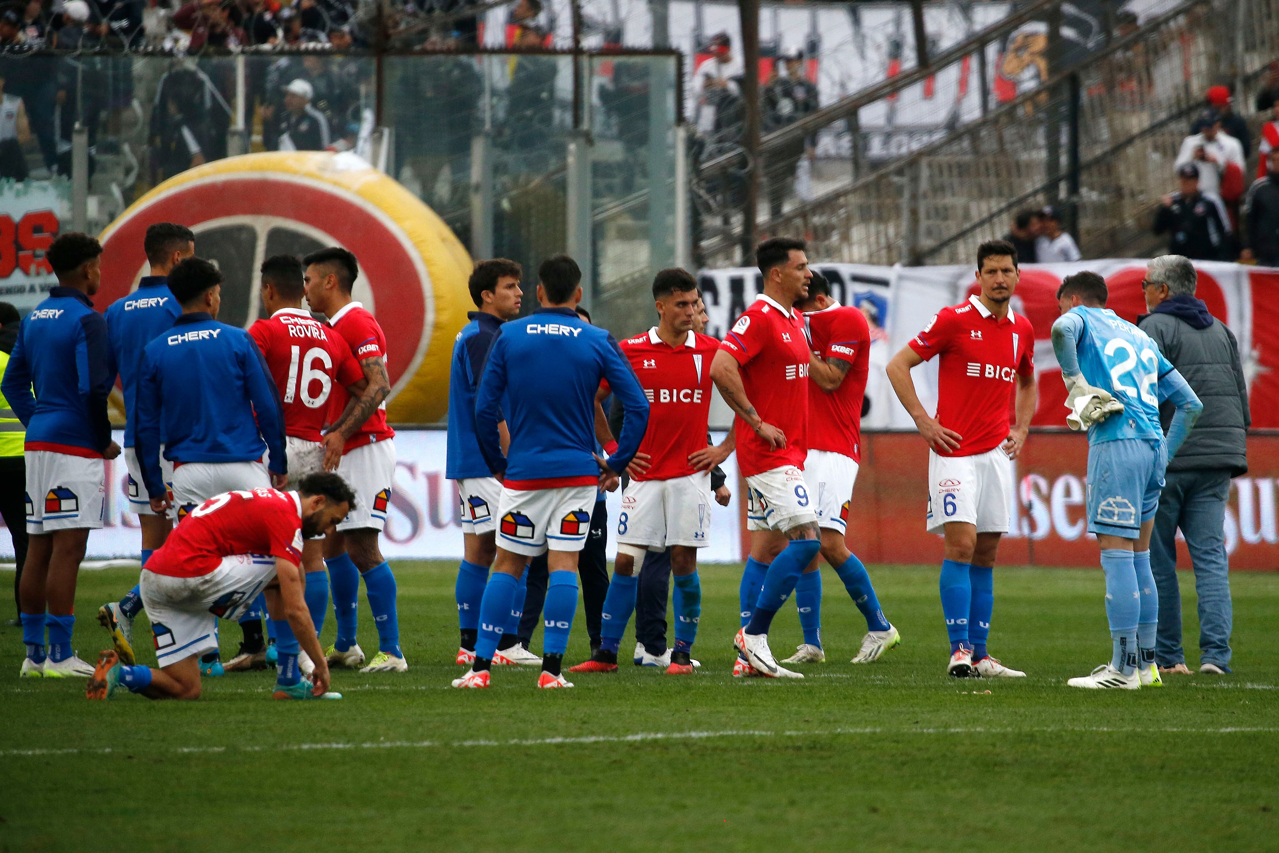 Los jugadores de Universidad Católica se lamentan luego de la derrota contra Colo Colo en el estadio Monumental.