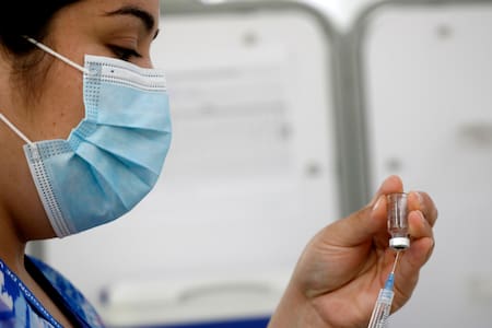 Vacunas GRATIS contra la Influenza y el Covid-19 en el Metro de Santiago: ¿Dónde y en qué horario ir?