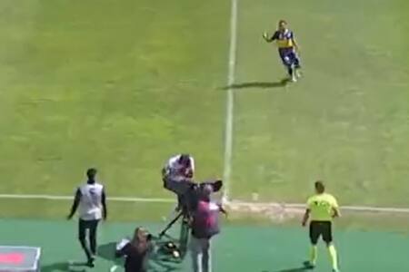 VIDEO | Así fue el brutal golpe de Augusto Barrios contra una cámara de TNT Sports