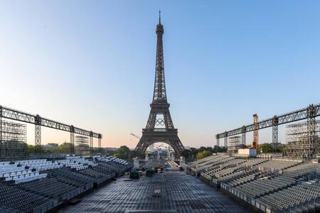 Ya se respira París 2024: la Torre Eiffel se engalana para los Juegos Olímpicos