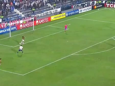 Sufre Colo Colo: el grosero error de Esteban Pavez para el gol de Alianza Lima