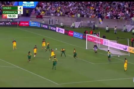 La magia no se acaba: Ronaldinho se lució con un gol de tijera en partido solidario en Brasil