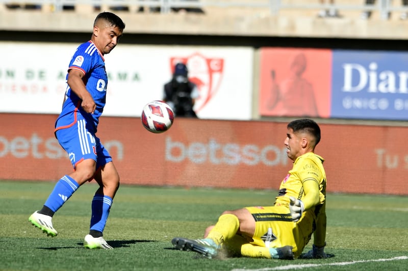 Nicolás Guerra fallando una ocasión en el partido entre la U y Deportes Copiapó.