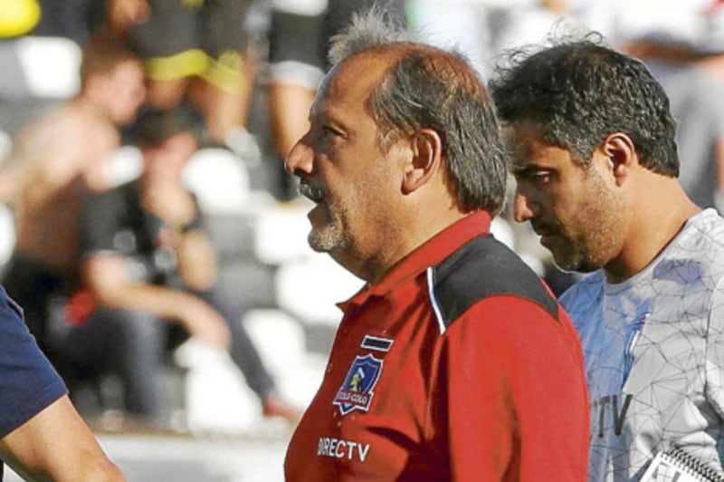 Luis Urzúa, ex jefe de seguridad de Colo Colo caminando hacia la izquierda en la cancha del Estadio Monumental.