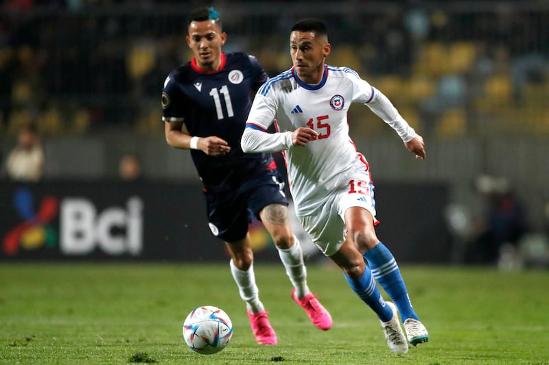 El futbolista chileno Juan Delgado en un partido amistoso entre la Selección Chilena y República Dominicana.