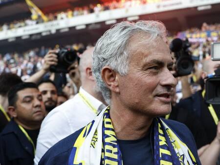 VIDEO | Un rockstar: así recibieron en Estambul a José Mourinho cuando fue presentado en el Fenerbahçe