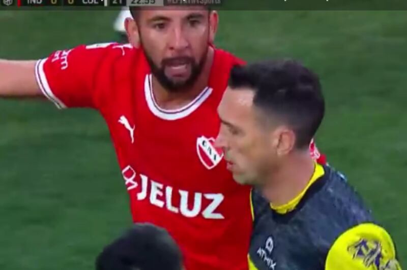 El futbolista chileno Mauricio Isla reclamándole al árbitro tras ser sancionado con penal en partido de Independiente.