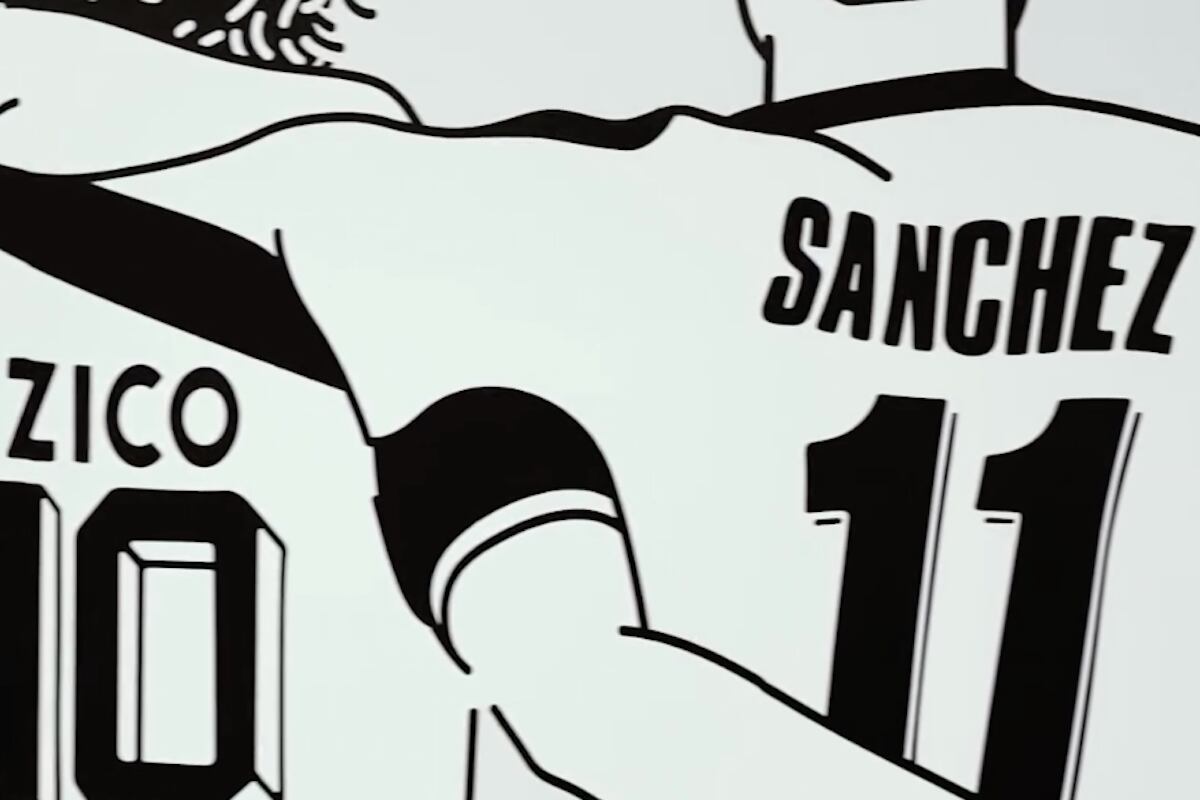 Alexis Sánchez aparece en un mural del Udinese junto a Zico, Antonio di Natale y Oliver Bierhoff.