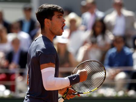 VIDEO | Carlos Alcaraz cerró con autoridad el primer set de la final de Roland Garros vs Zverev