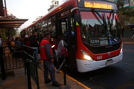 AHORA: Anuncian desvíos preventivos por conmemoración del Día del Joven Combatiente en ocho recorridos de buses Red