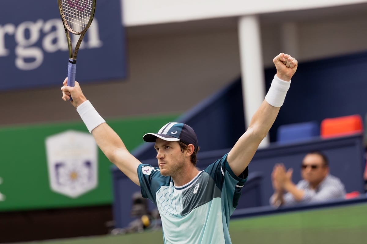 Nicolás Jarry celebra tras derrotar a Diego Schwartzman en el Masters 1000 de Shangai y avanzó a cuartos de final.