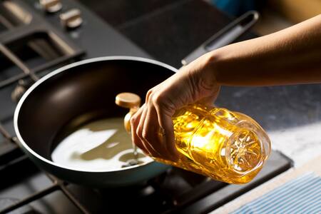 ¿Por qué es malo botar el aceite en el lavaplatos y cómo reciclarlo?