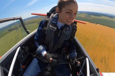 VIDEO | El infartante momento que vivió una piloto: Su capota se abrió en pleno vuelo
